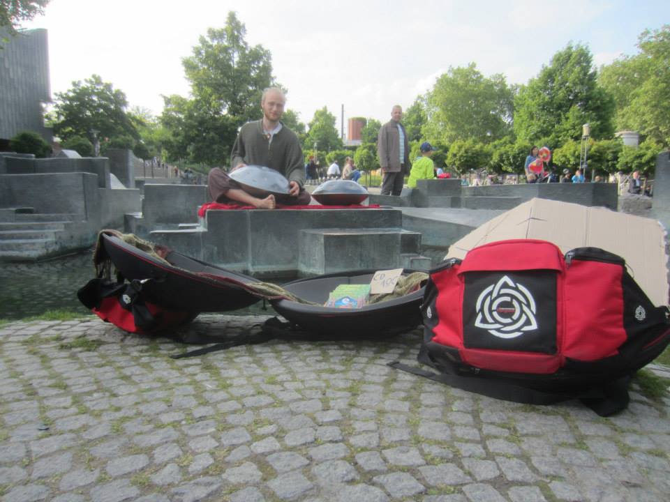 Handpan Spieler Malte Marten macht Straßenmusik