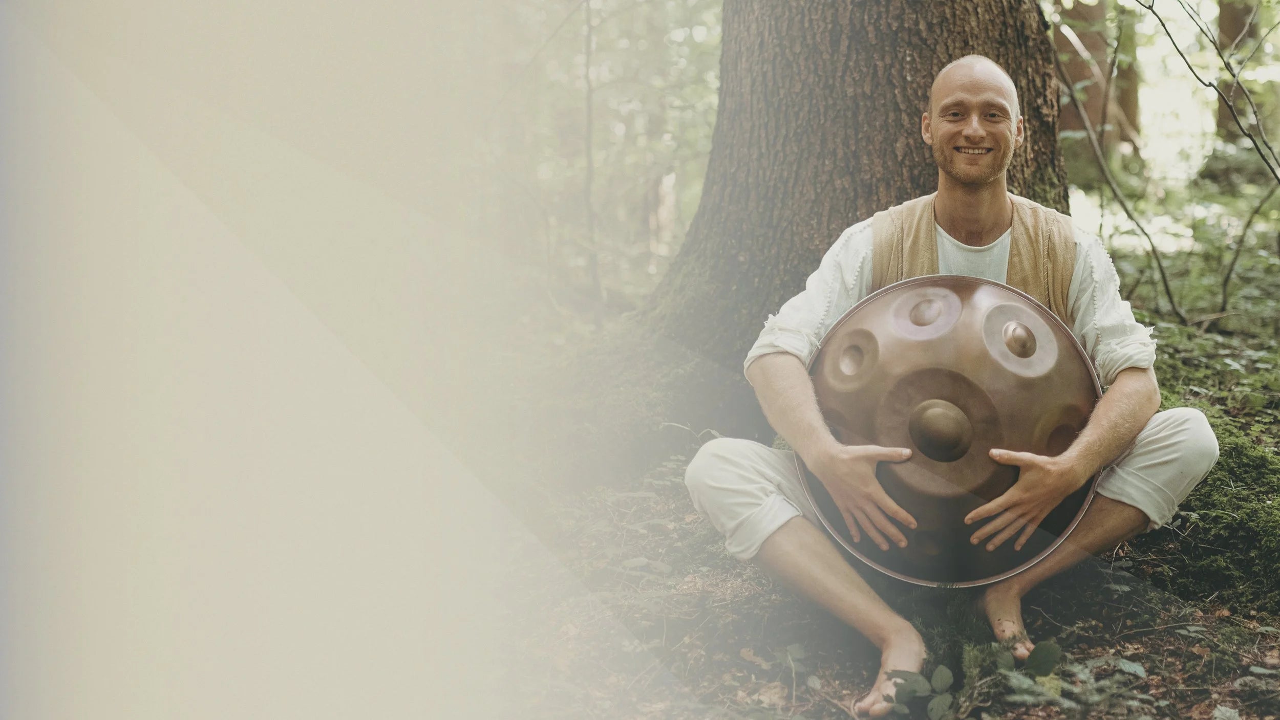 Malte Marten with his handpan - The Beginner Journey course for beginners